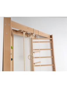 Leseni kotni letvenik z dodatki – vaš družinski športni kotiček