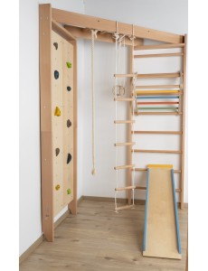 Leseni kotni letvenik z dodatki – vaš družinski športni kotiček