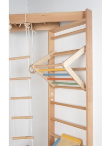 Leseni kotni letvenik z dodatki – vaš družinski športni kotiček